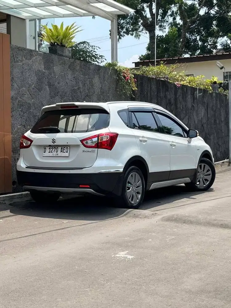 LOW KM // SUZUKI S-CROSS 1.5 AT 2016 ISTIMEWA