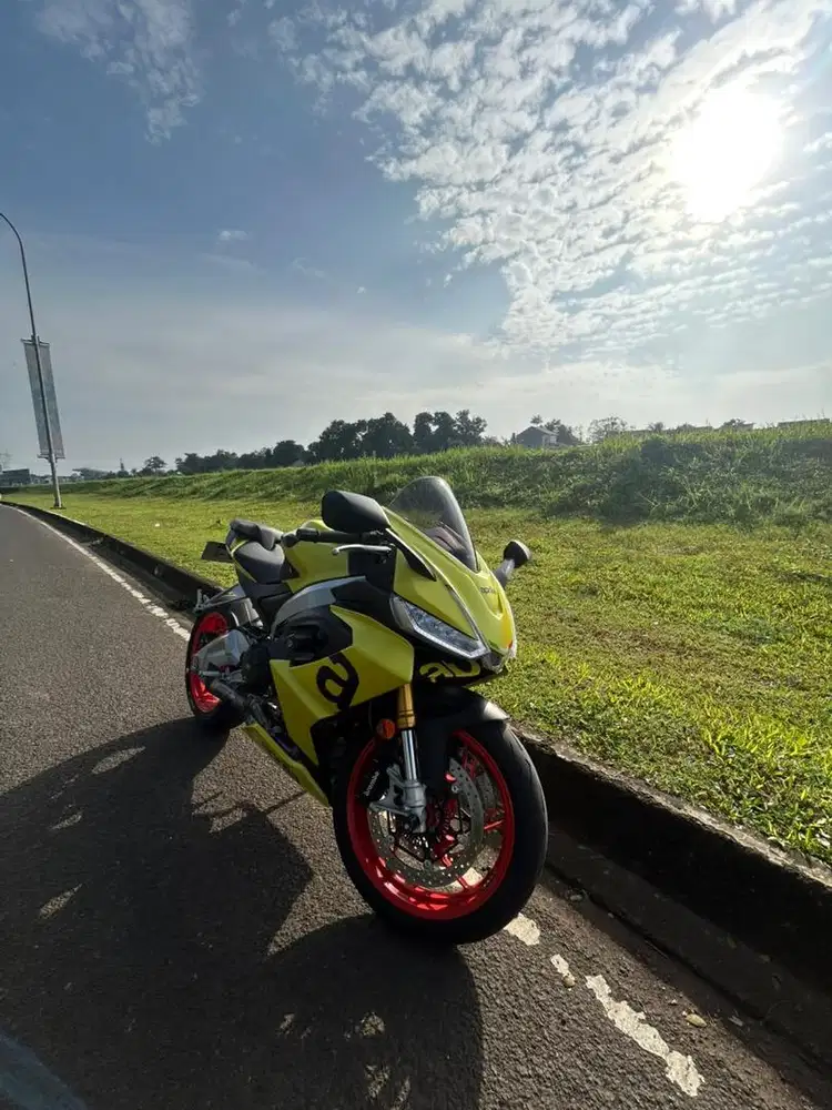 Aprilia RS660 crossplane! Harley sound