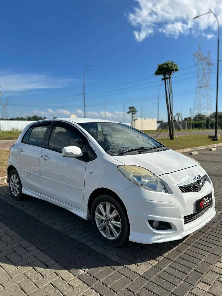 TOYOTA YARIS S LIMITED ( 2010 )