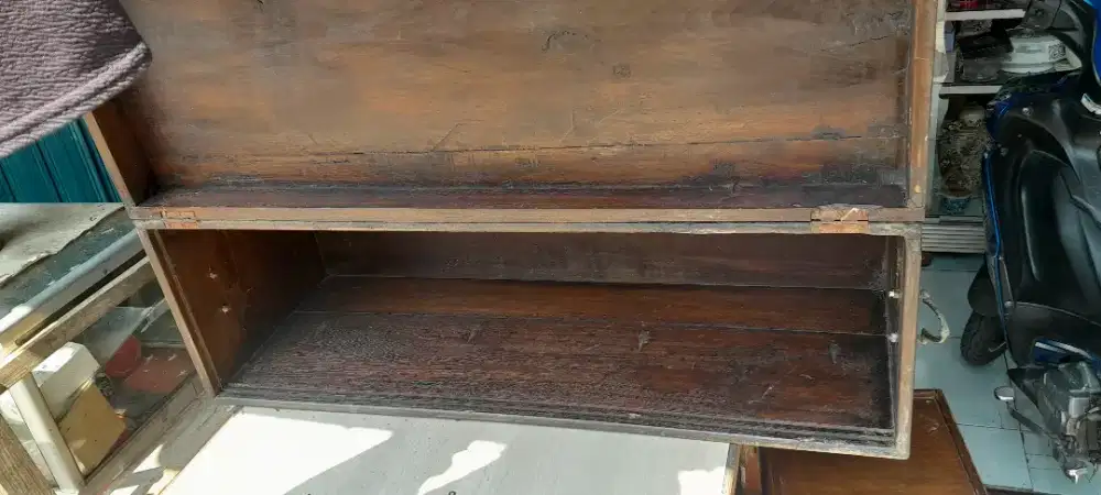 Peti kayu jati bekas kesenian wayang