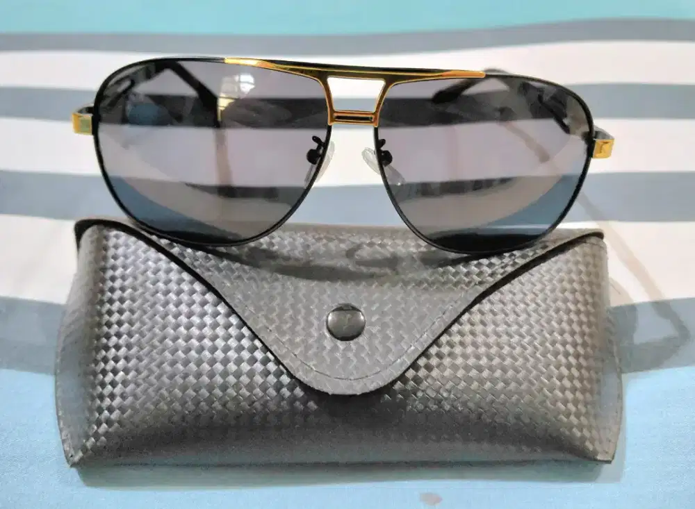 JUAL KACAMATA HITAM,MASIH BARU,ISTIMEWA POL,HARGA NEGO SAMPAI DEAL