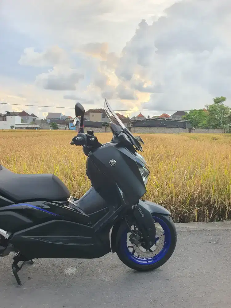 Xmax 2025 black edition