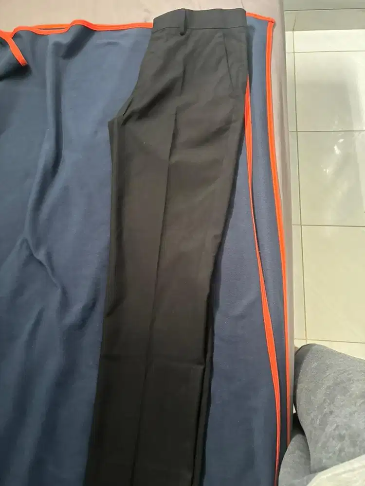 Celana bahan Hitam The executive