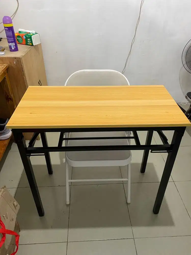 Meja dan kursi leptop