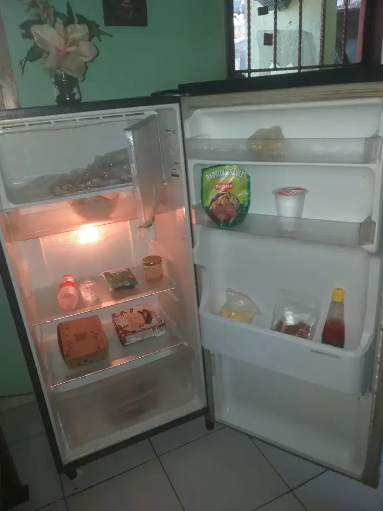 Kulkas 1 pntu baru 2 th an lengakp mulus free lalamove