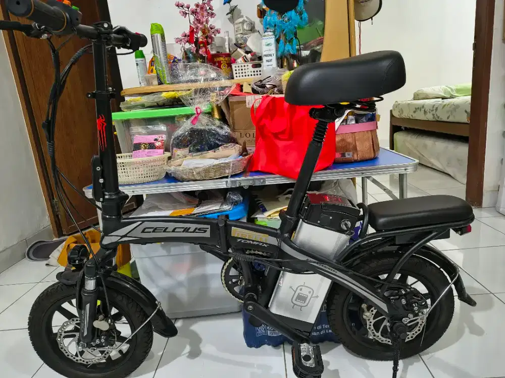 Sepeda listrik lipat merk celcius