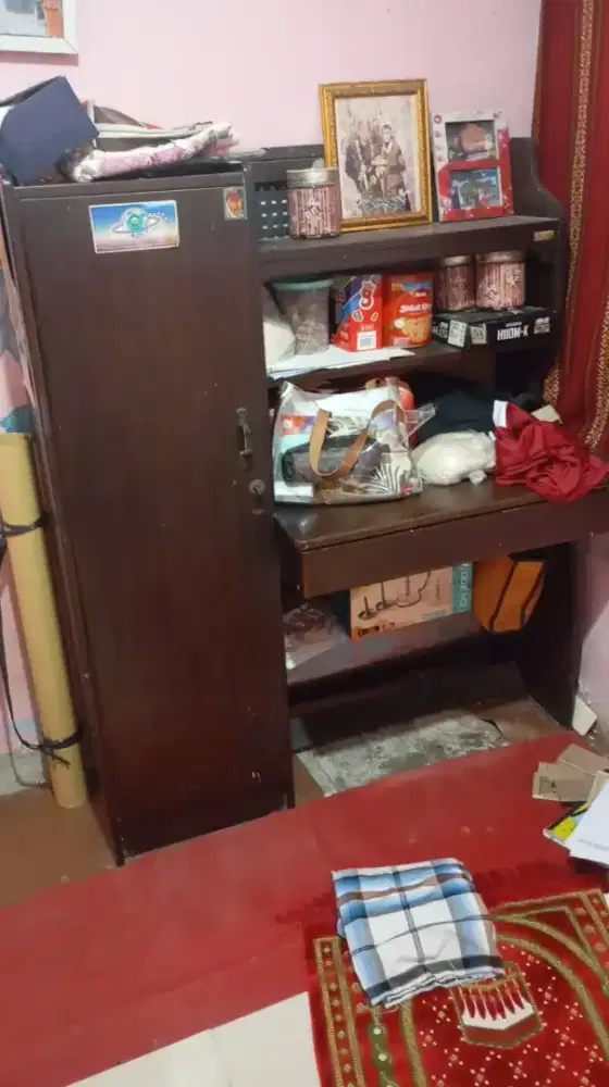 Meja belajar ada lemarinya