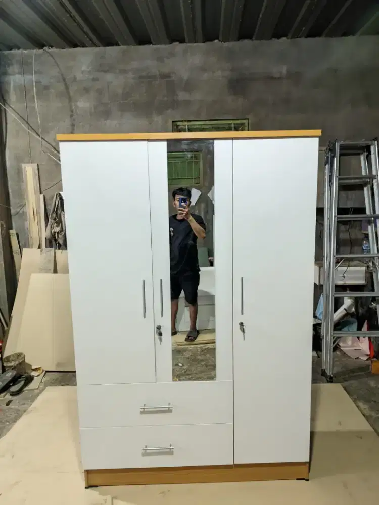 Lemari pakaian pintu 3