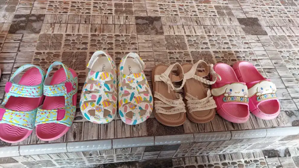 4 pasang Sendal anak cewek uk 28 kondisi semua bagus baru d pake 1/2 x
