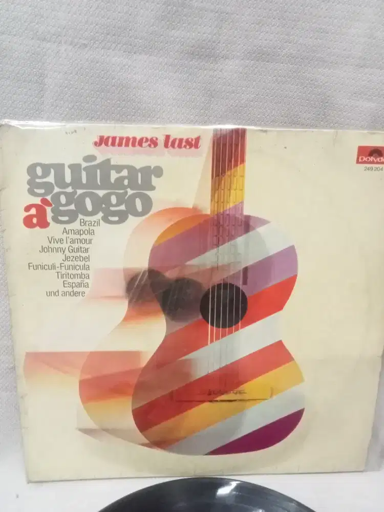 Kaset piringan hitam  Guitar a,Gogo James Iast