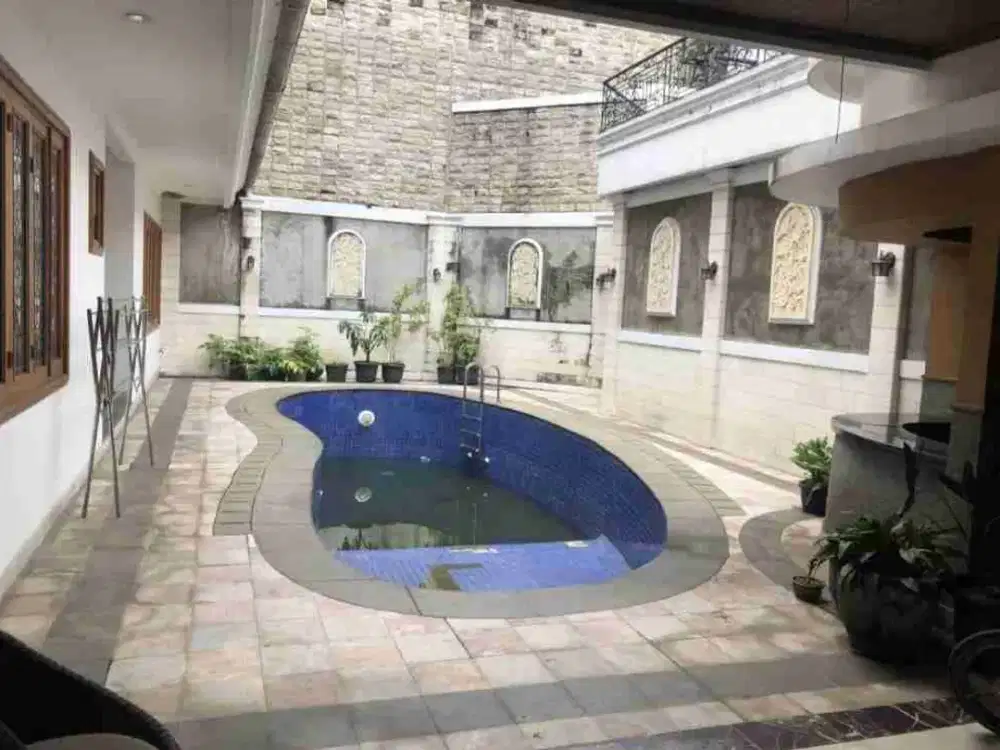 Dijual Rumah Lux Semi Furnished Ada Kolam Renang Berlokasi di Kompleks Batununggal Indah