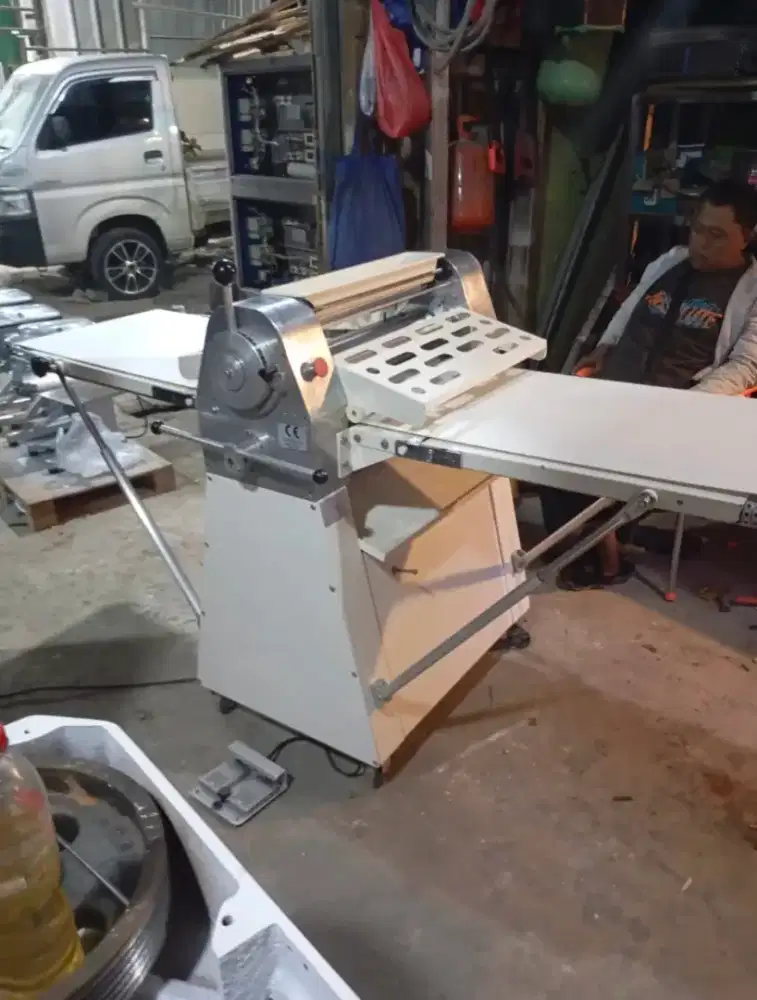 Mesin standing dough sheeter merk First Bake Taiwan for Pastry Donat