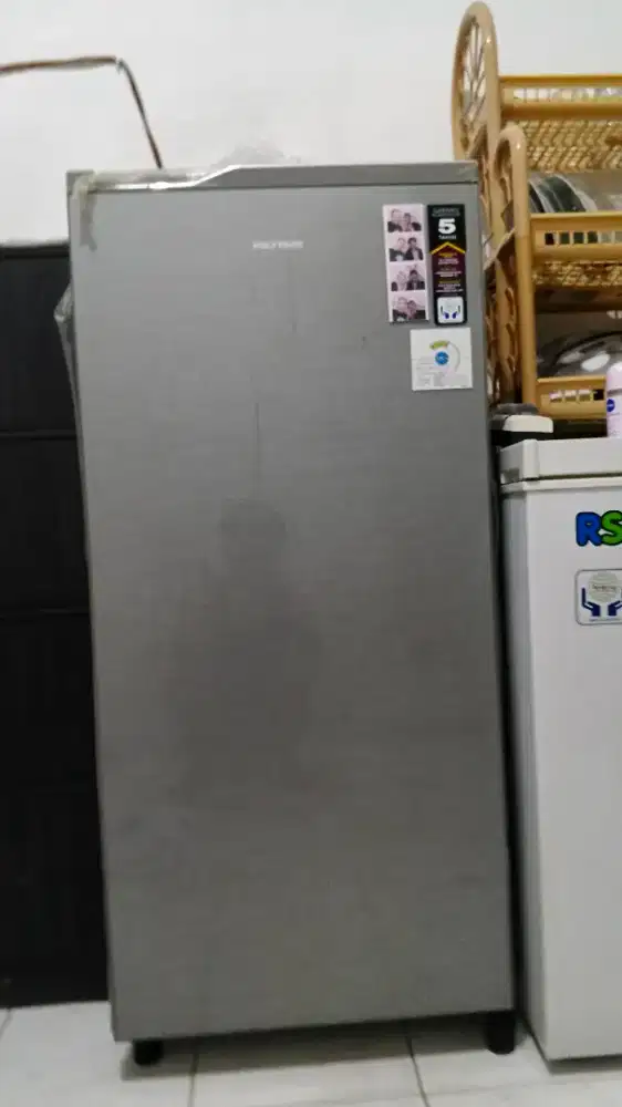 Kulkas 1 pintu merek Polyton