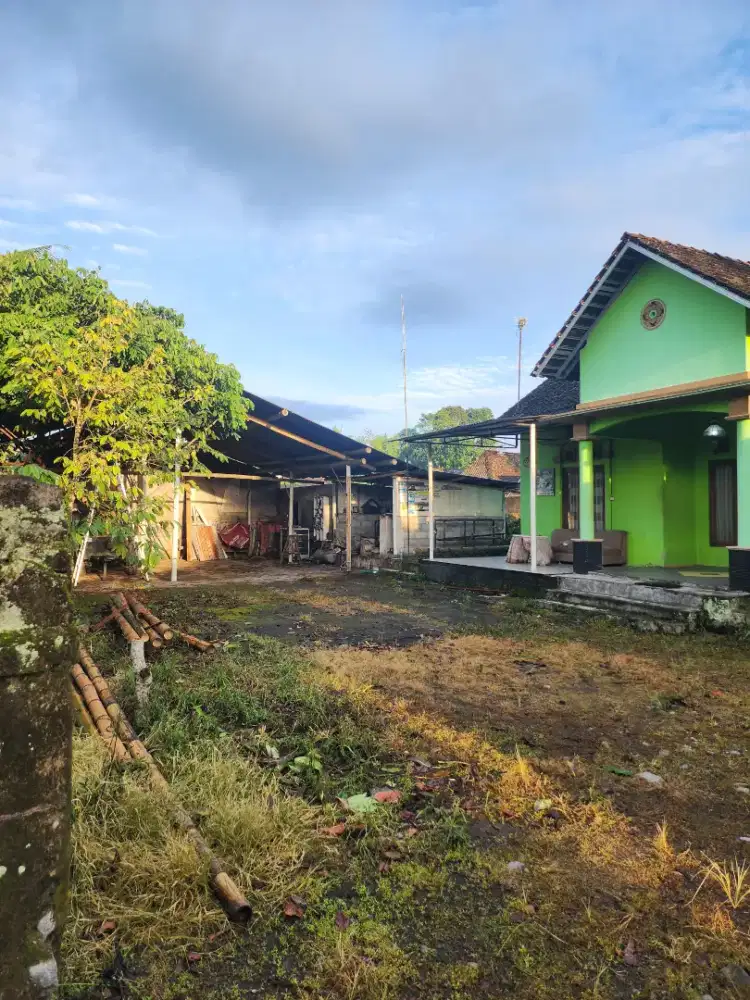 Tanah dan bangunan sangat strategis  disewakan