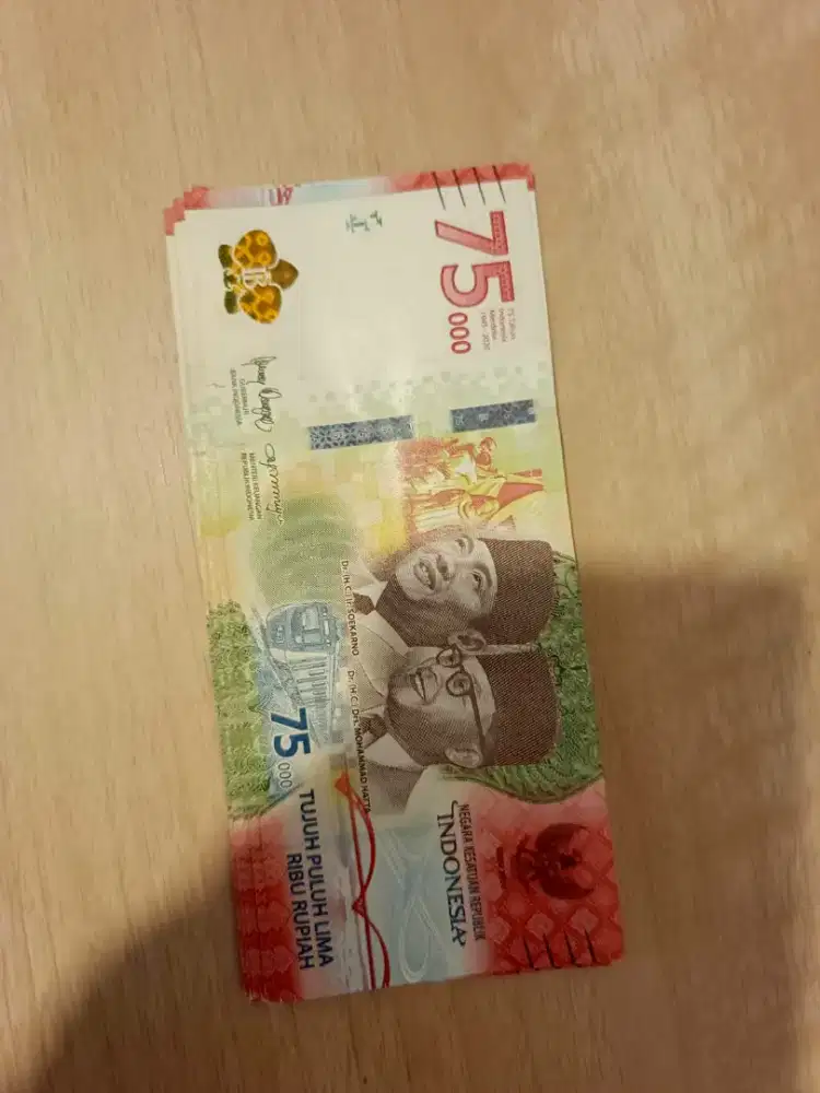 Uang 75 ribu , ada 10 lembar