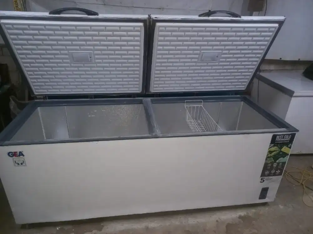 Freezer bok merek GEA kapasitas 1200L