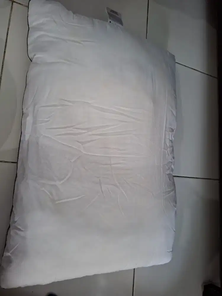 Bantal putih Clarissa