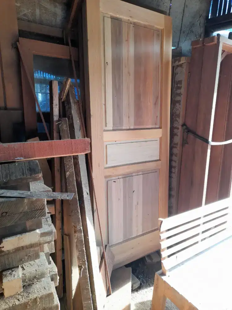 Pintu panel meranti ukuran 210×