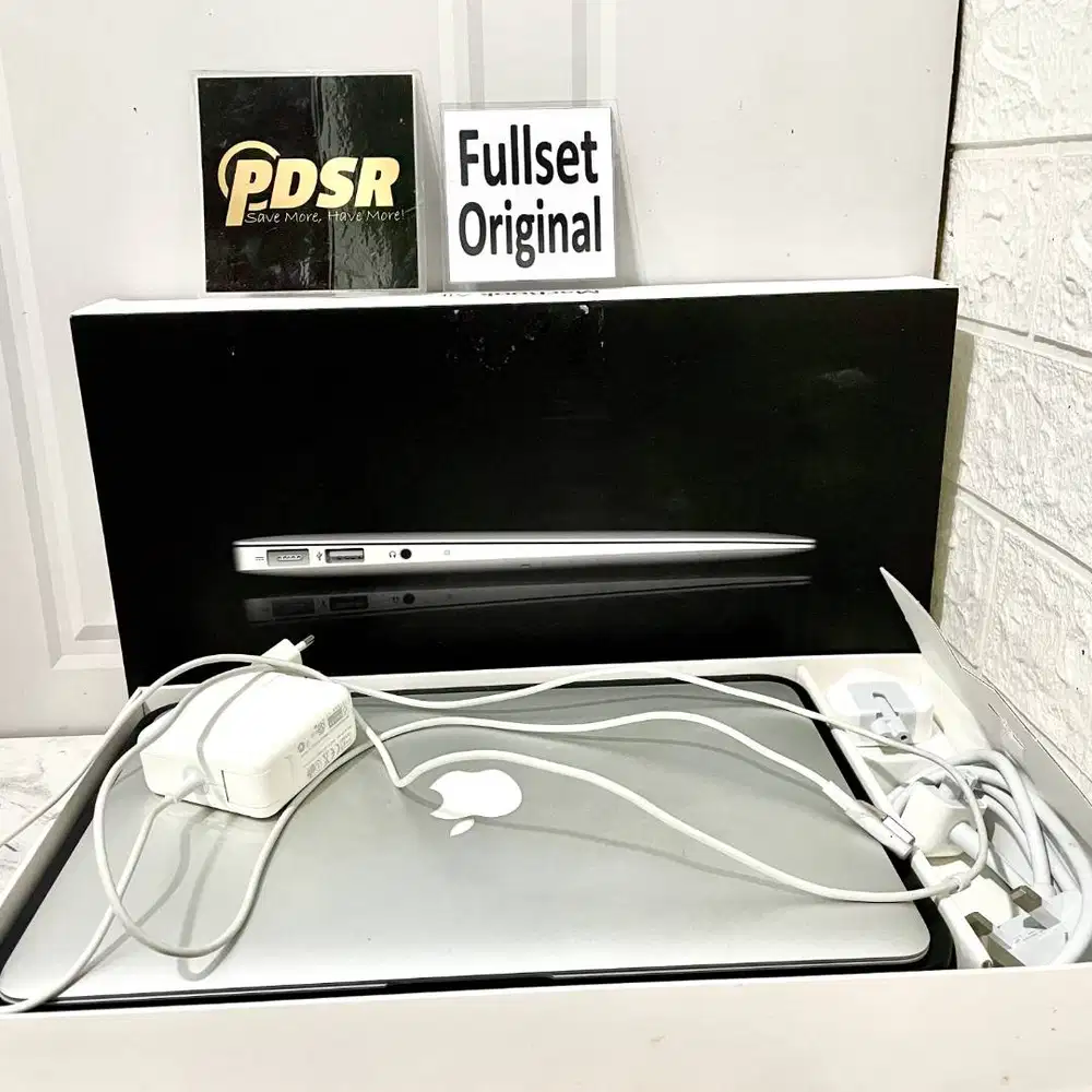 MACBOOK AIR 11 INCH 2011 SILVER CORE i5 64gb FULLSET ORIGINAL