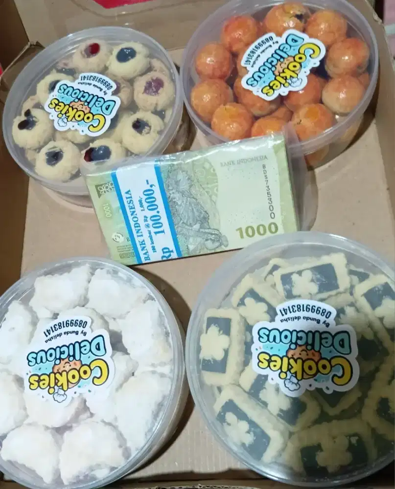 Paket kue dan uang baru