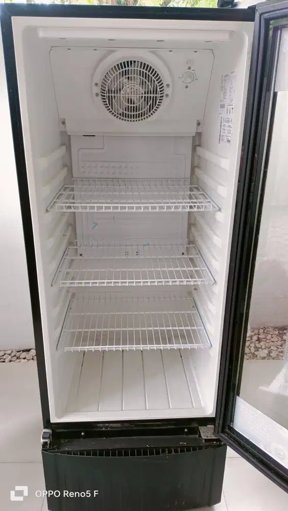 Dijual Cepat Show case dan Freezer hanya 4 Juta 5 ratus ribu aja-Nego