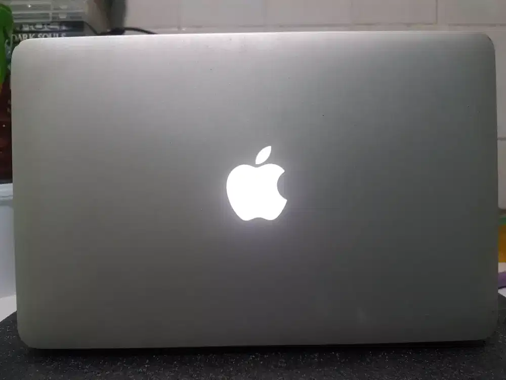 Jual laptop macbook air keadaan hidup minus layar kena kerut hitam