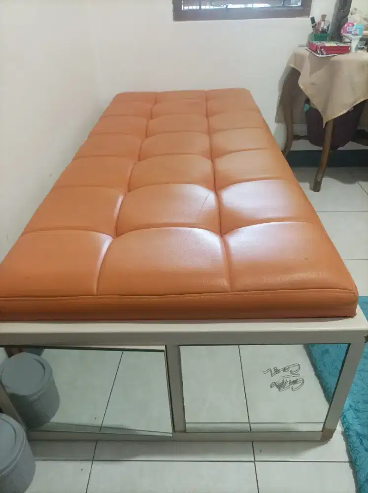 Sofa & lemari penyimpanan