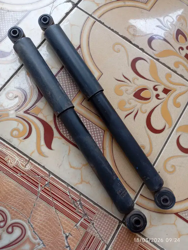 Sepasang shockbreaker belakang Avanza kayaba