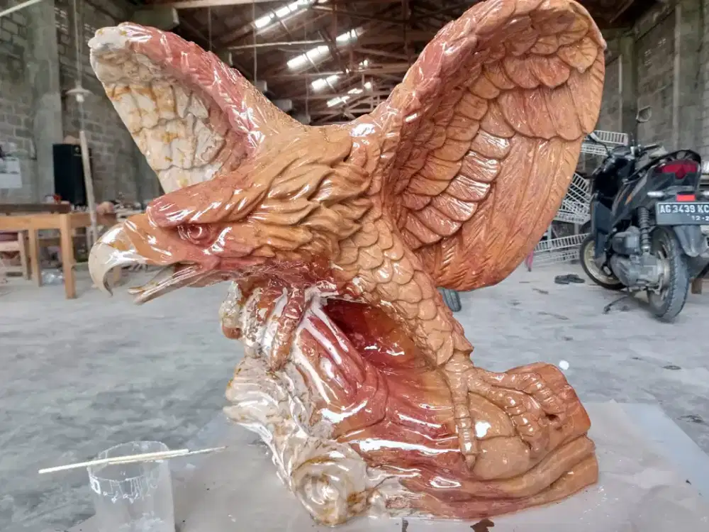 Patung elang dari batu marmer