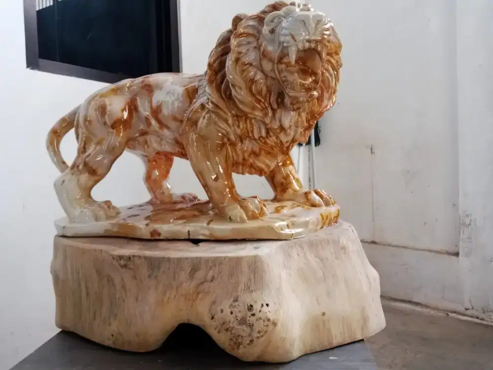 Patung singa dari batu marmer