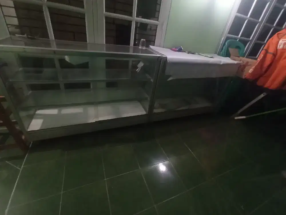 Di jual 2 etalase bekas usaha fotocopy