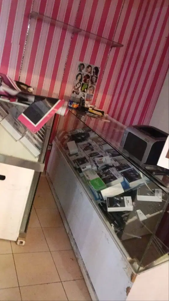 Di jual etalase handphone