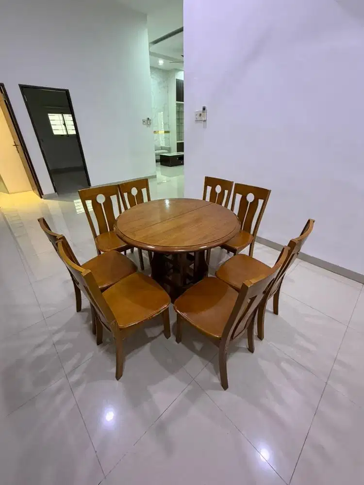 Meja makan kayu
