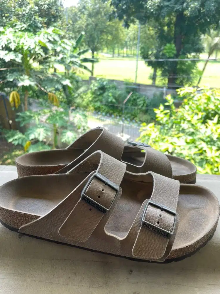 Mau jula sandal birkenstock ukuran 42 ini sendar di kasi ka