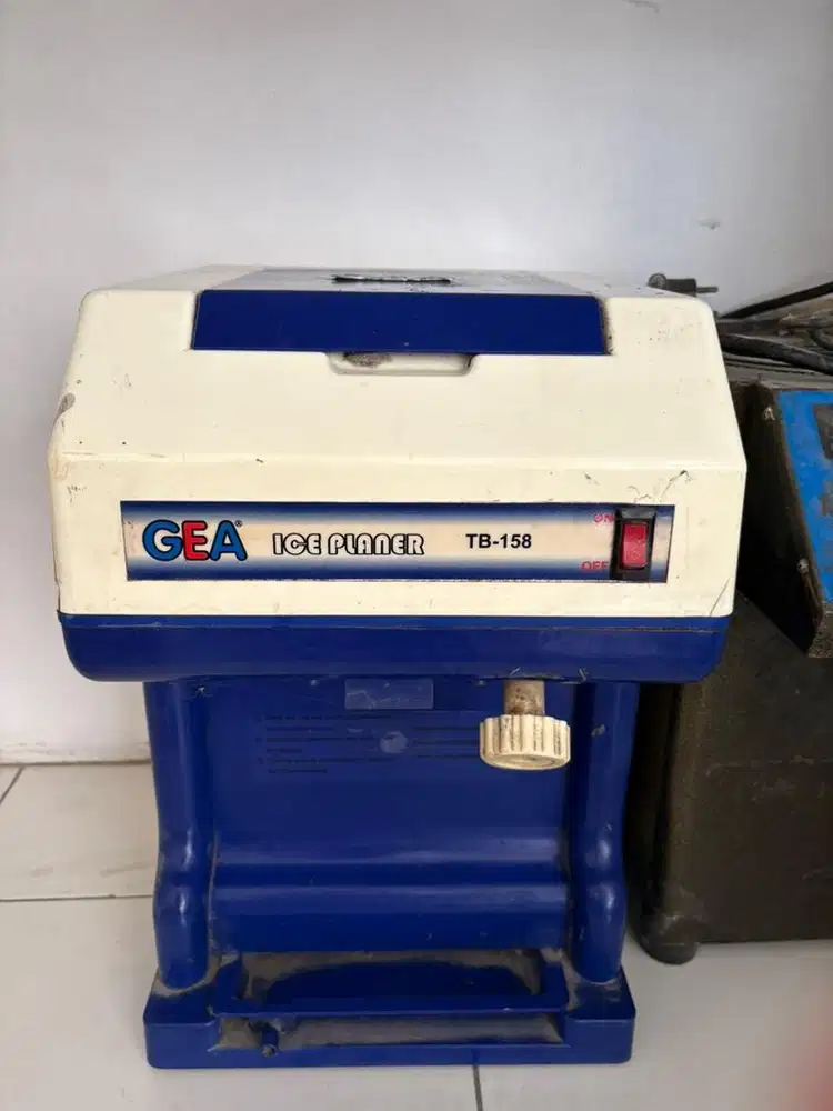 Mesin ice planner (penyerut es)