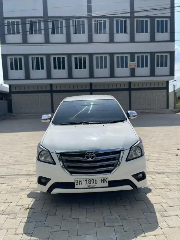 Innova E 2.5 MT solar