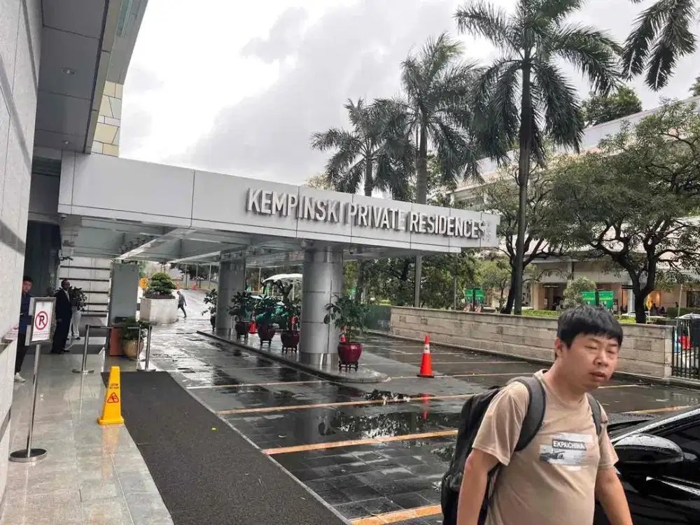 super. strategis.   secured.    sgt. private.      full. fasilitas.     private. lift.   hrg.     terjangkau.        nego. sd. jadi. lantai. atas.  view. bunderan. air   mancur.