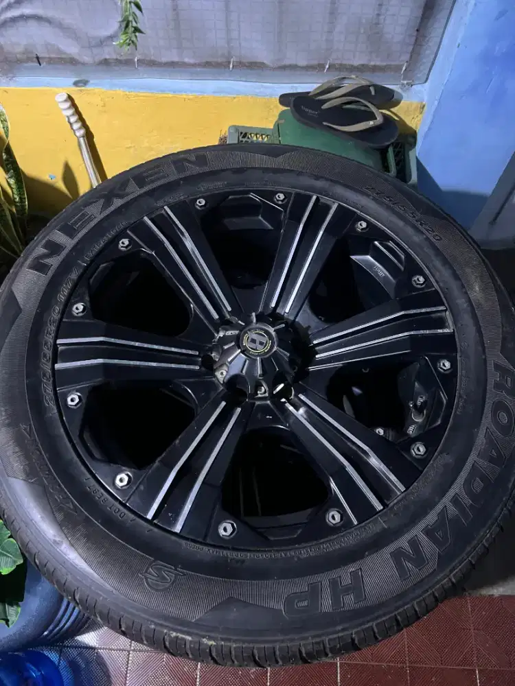 Velg Ballistic Off-Road R20 + Ban
Nexen Roadian HP 275/55 R20 (pajero)
