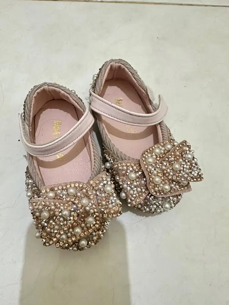 Sepatu anak perempuan