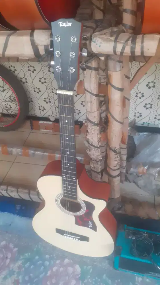 GITAR AKUSTIK TAYLOR