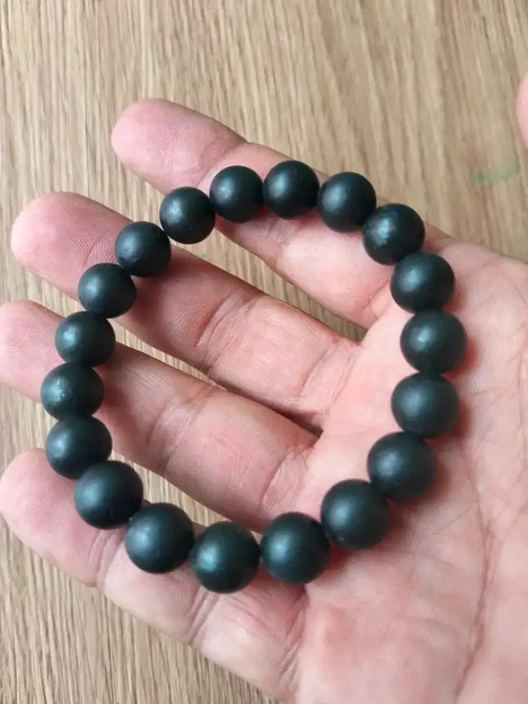Gelang batu shungite