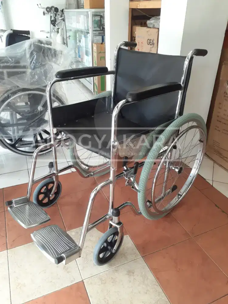 Kursi roda standart bekas