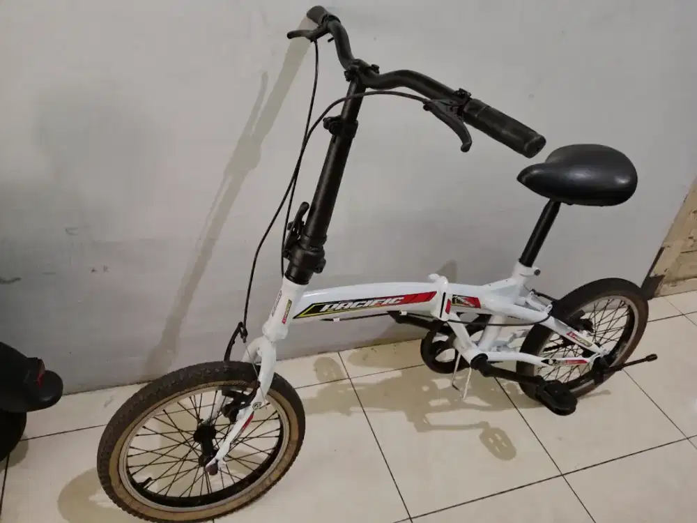 Sepeda lipat warna putih