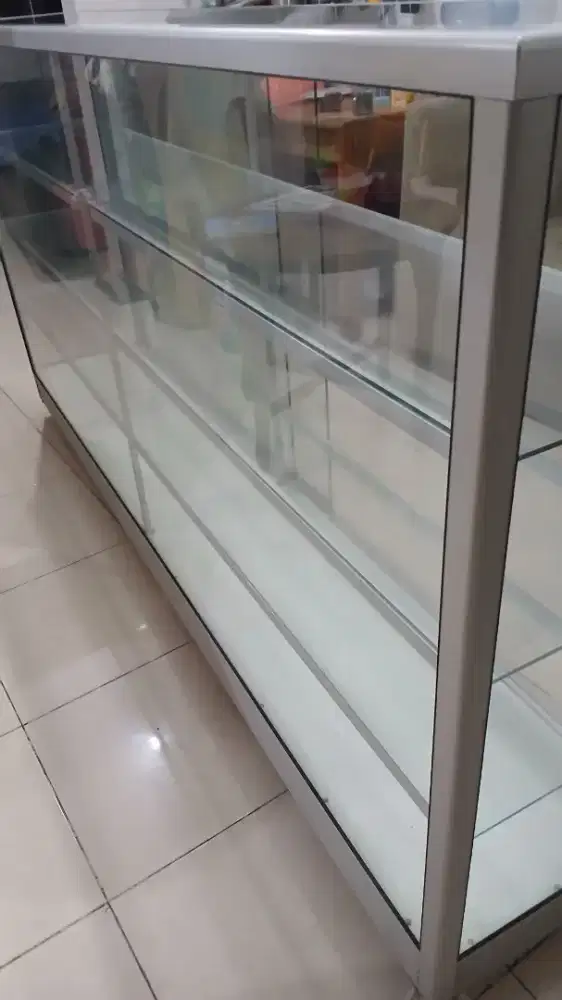 Etalase kaca 2 meter 4 tingkat like new