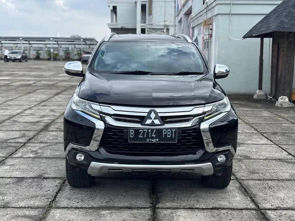 Mitsubishi Pajero Sport Dakar 2017 Diesel hitam kondisi prima