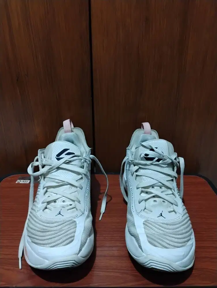 Sepatu Basket Luka 1 warna putih no.44