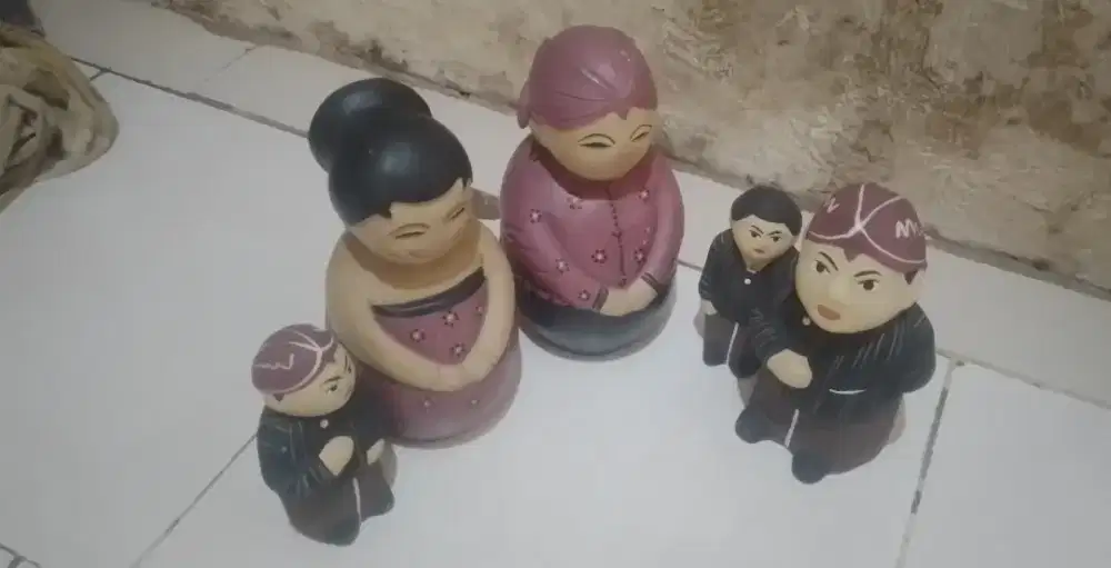 Miniatur sepasang pakaian adat Jawa tradisional