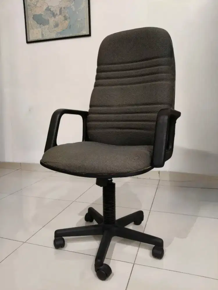 Kursi kantor merk Subaru