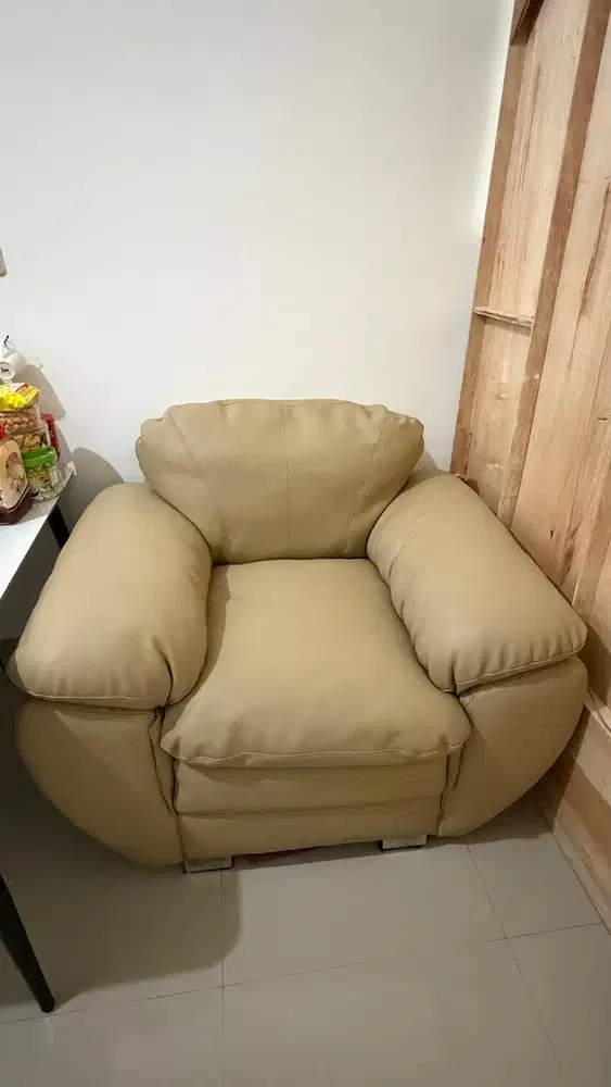 Sofa kondisi masih bagus, baru ganti kulit