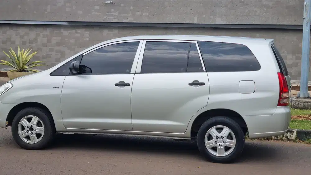 Toyota Kijang Innova E 2.0 manual th 2005 nama perorangan  velg rac G